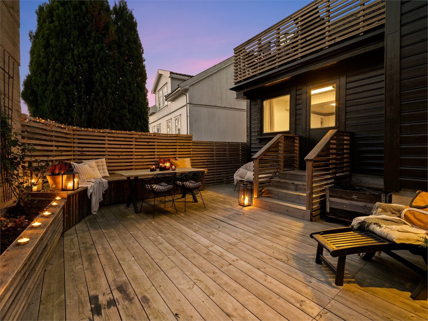 Med hele 65 kvm. muliggjør terrassen større sammenkomster under åpen himmel.