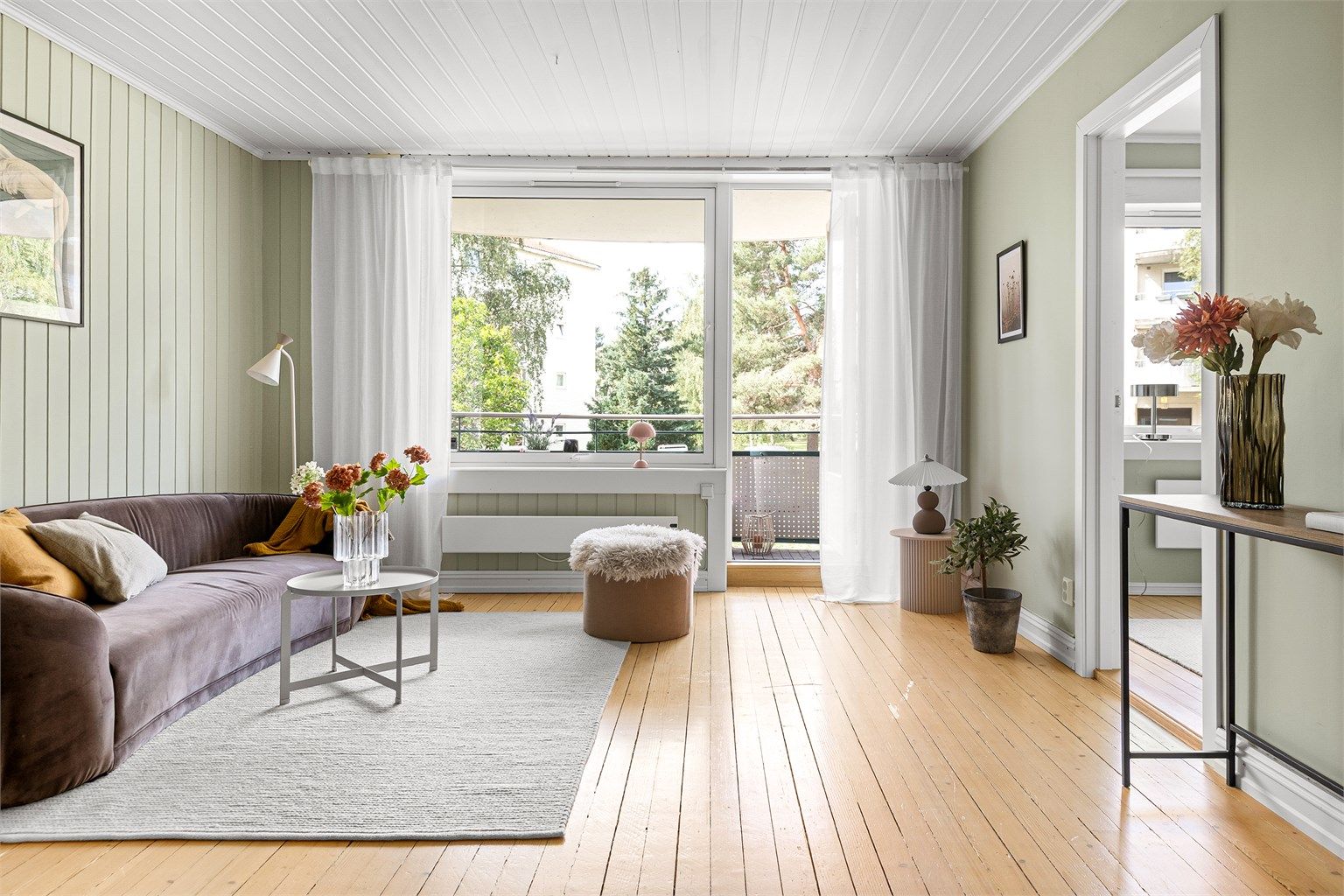 Velkommen til Gråsteinveien 10 og denne 3-roms leiligheten med moderniseringsbehov og topp beliggenhet! Presentert av Christoffer S. Akerjordet og Krogsveen Nordstrand