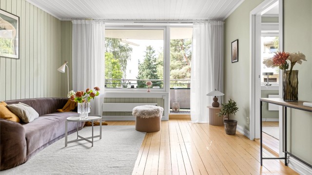 Velkommen til Gråsteinveien 10 og denne 3-roms leiligheten med moderniseringsbehov og topp beliggenhet! Presentert av Christoffer S. Akerjordet og Krogsveen Nordstrand