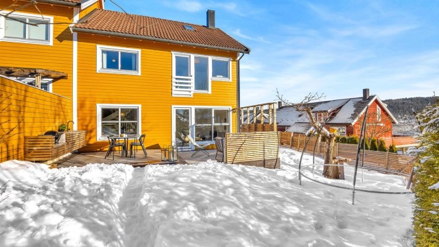 Attraktivt vertikaldelt tomannsbolig med flere oppgraderinger i 2019 - Garasje m/el-lader - Pent opparbeidet uteområde - Barnevennlig.