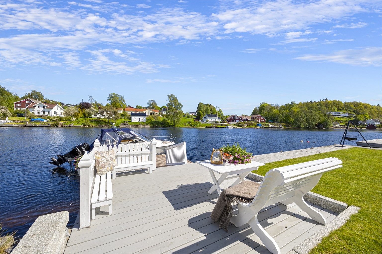 Den private bryggen er et flott utgangspunkt for bading, kajakkpadling og båtliv på Nidelva.