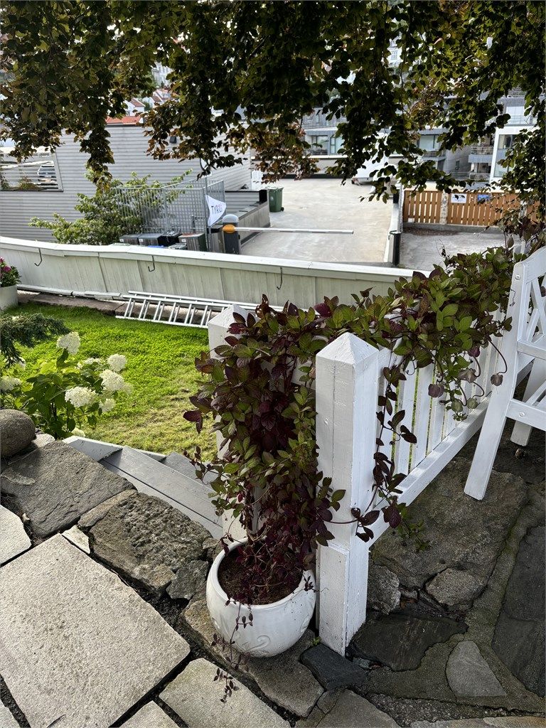 Boligen har gode solforhold med sol i hagen og på balkongen fra formiddag til kveld.