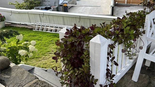 Boligen har gode solforhold med sol i hagen og på balkongen fra formiddag til kveld.