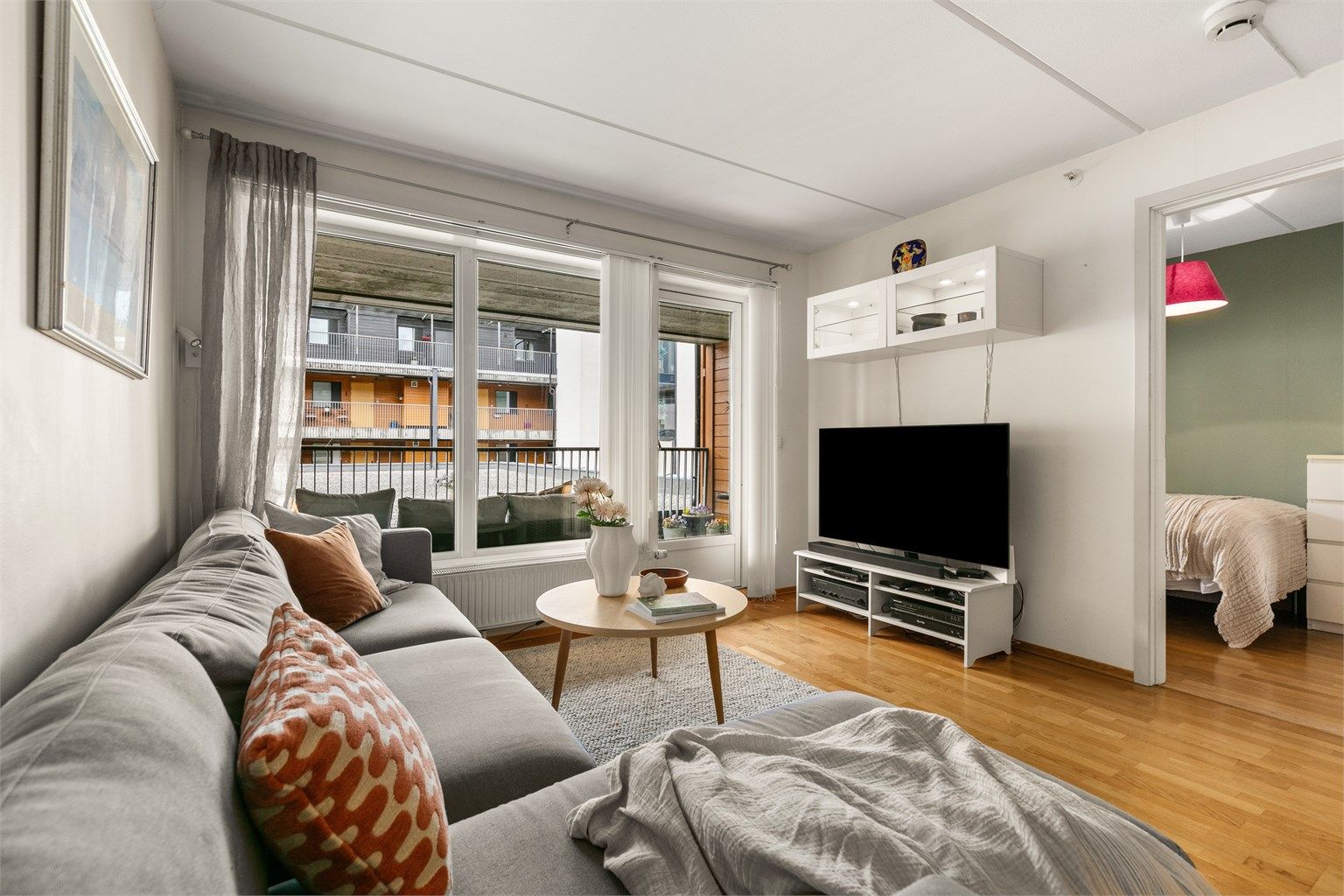 Leiligheten består av entré med praktisk innvendig bod, to soverom, bad, kjøkken og stue i en delvis åpen løsning, samt en balkong på 12 kvm.