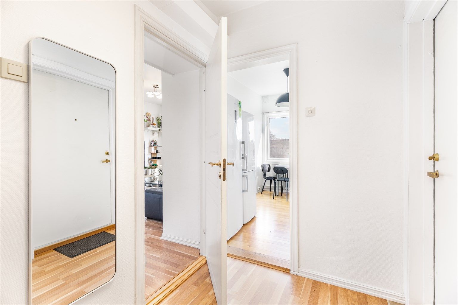 Dagens bruk av romløsningen med stue og kjøkken i samme side av leiligheten oppleves som mer hensiktsmessig enn den opprinnelige.