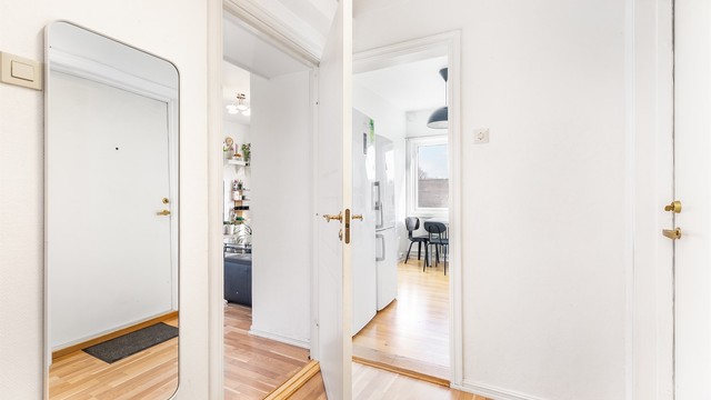 Dagens bruk av romløsningen med stue og kjøkken i samme side av leiligheten oppleves som mer hensiktsmessig enn den opprinnelige.