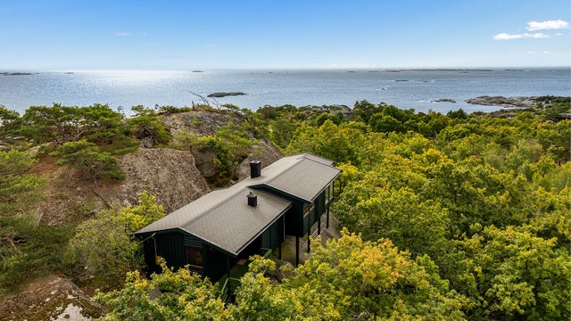 En kort spasertur fra hytteveggen finner du gode bademuligheter fra flott havneanlegg med molo. Det er gode bademuligheter for både store og små samt ypperlige krabbefiskeforhold til sommerens faste fiskekonkurranse.