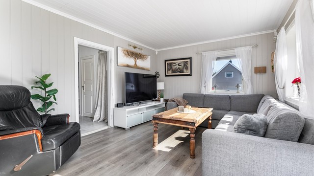 Malerarbeid er utført i de fleste rom i senere år. Flere er i tillegg oppgradert med nye gulv av laminat, stuene inkludert.