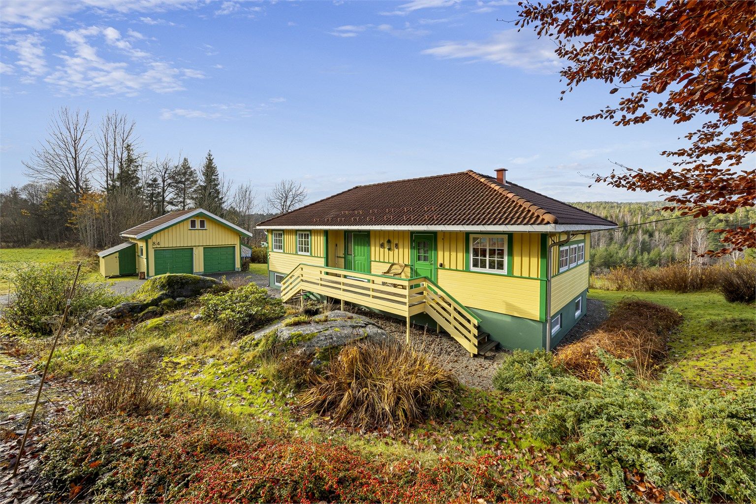 Landlig beliggende enebolig med utsikt til Åsvann hvor det er badeplass og flotte turmuligheter.