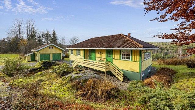 Landlig beliggende enebolig med utsikt til Åsvann hvor det er badeplass og flotte turmuligheter.