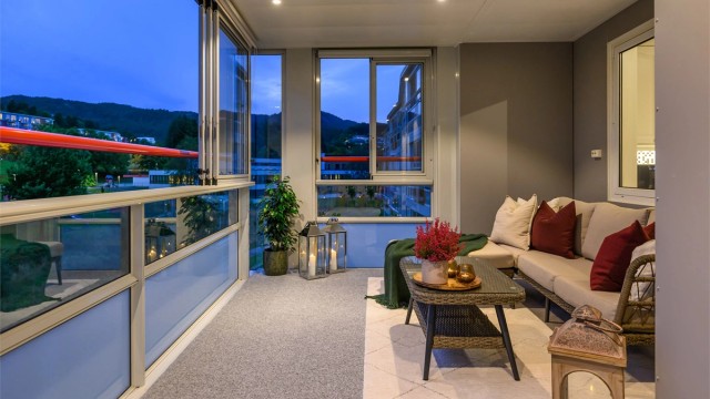 Velkommen til Nebbestølen 33. Flott 3-roms leilighet med fin plassering og stor innglasset solrik balkong.