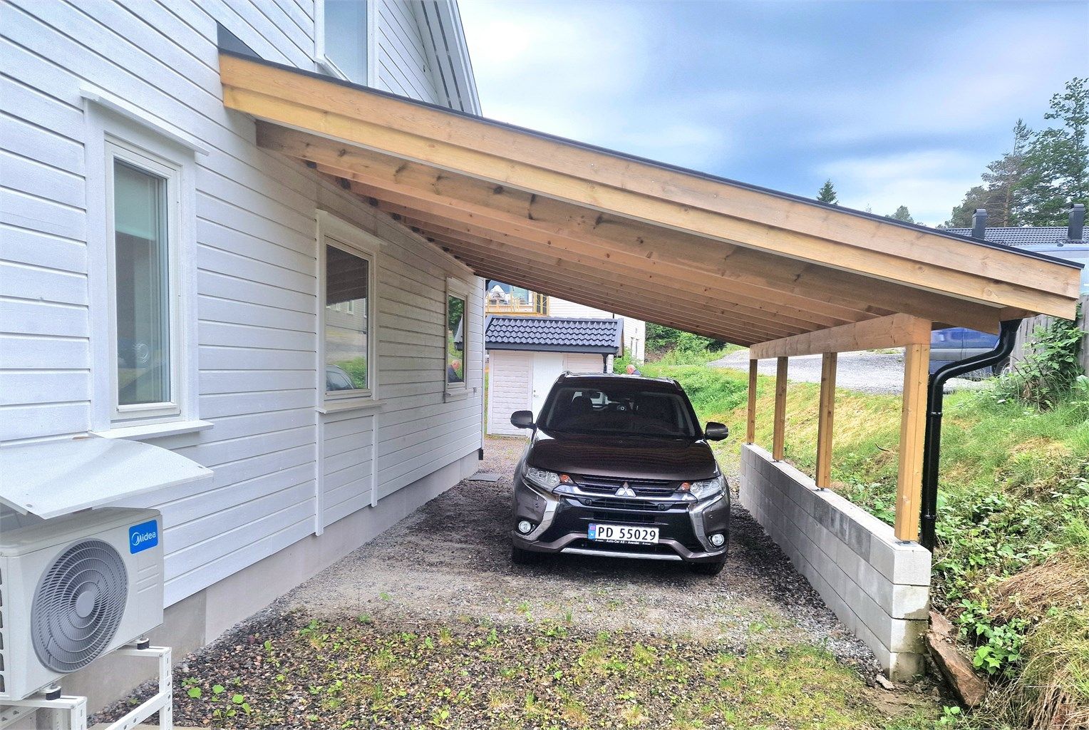 Nybygget, godkjent carport gir skjermet parkering for én bil.
