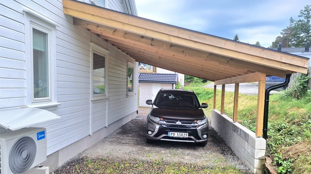 Nybygget, godkjent carport gir skjermet parkering for én bil.