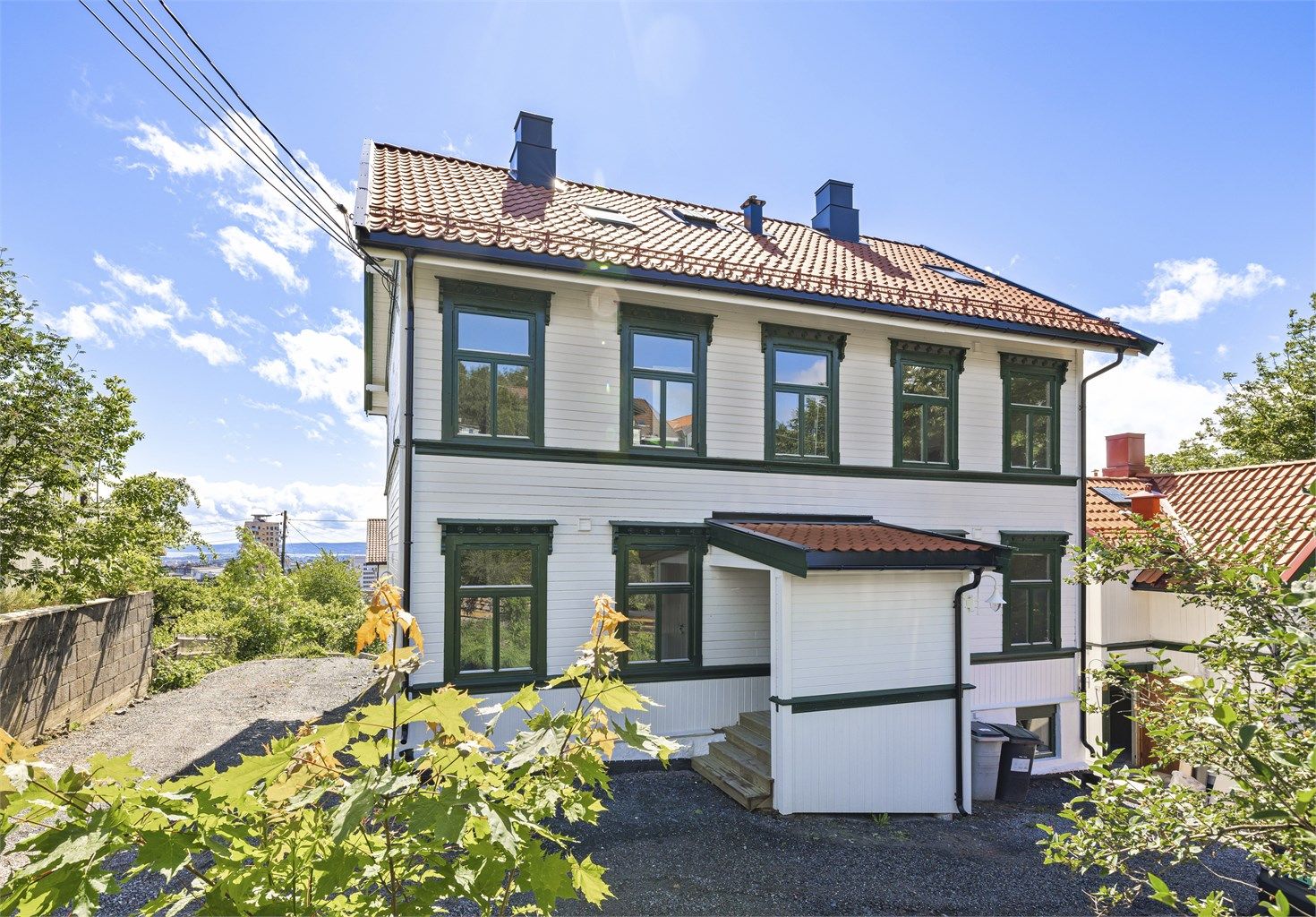 Huset har blant annet fått nytt tak, ny drenering og blitt malt utvendig de seneste år