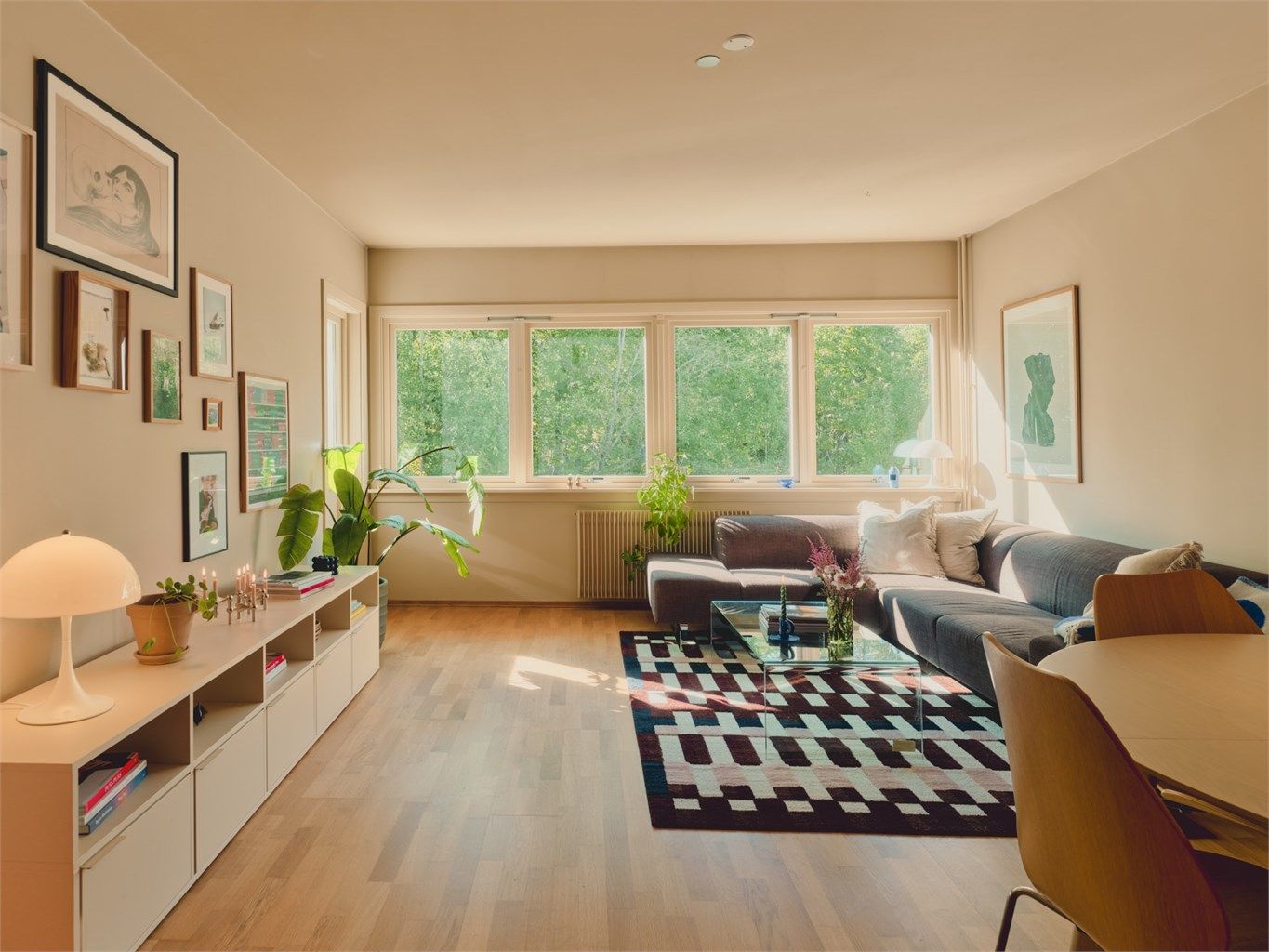 Stuen er romslig og har plass til både en stor sofagruppe og et spisebord til venner og familie. Den åpne planløsningen gjør det enkelt å møblere slik du ønsker, og gir et luftig og sammenhengende rom.