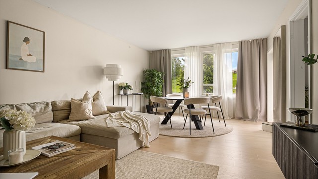 Stuen har varmefolie i gulvet og plass til både sofagruppe og spisebord.