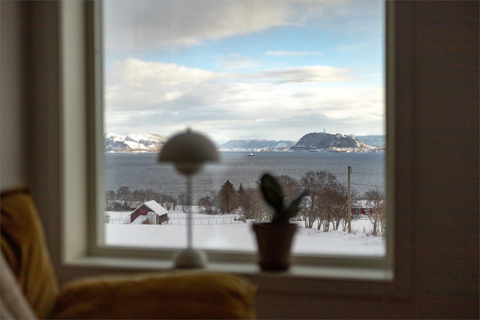 Vinduene rammer inn det vakre kystlandskapet.