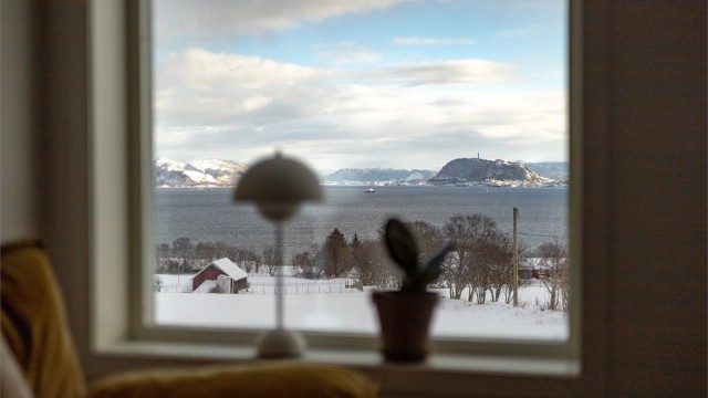 Vinduene rammer inn det vakre kystlandskapet.