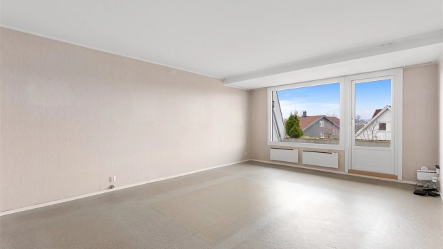 Vinduer med trerammer og isolerglass, merket med produksjonsår 2018.