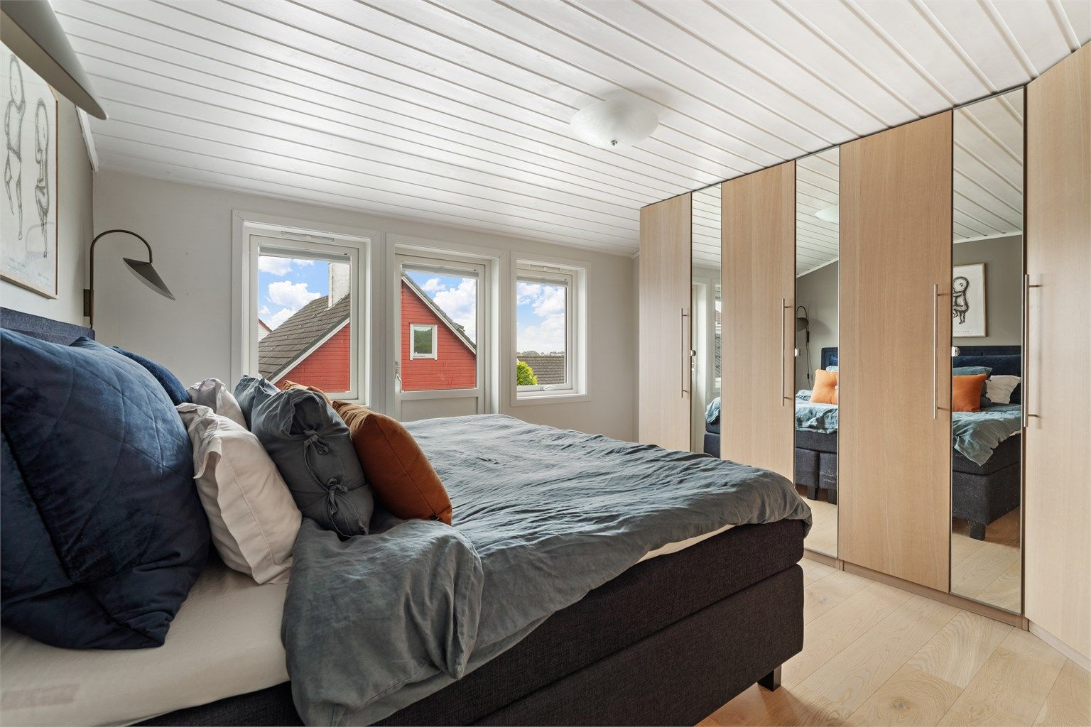 Hovedsoverom med god garderobeplass og direkte utgang til egen balkong.