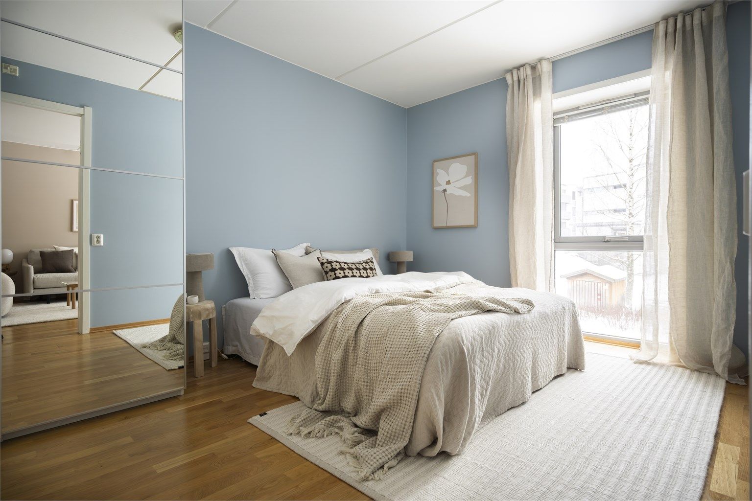 Stort soverom med medfølgende garderobeskap.