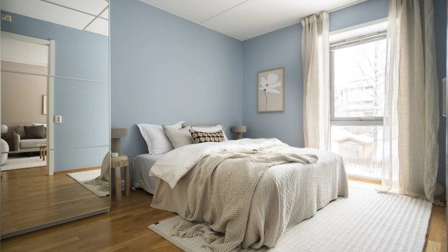 Stort soverom med medfølgende garderobeskap.