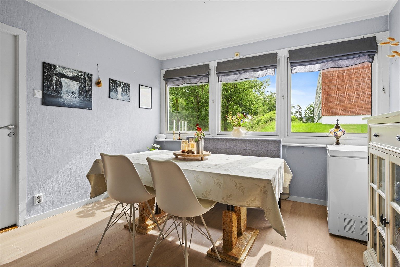 Spisestuen er av god størrelse og fungerer som et fint samlingspunkt for hele familien.