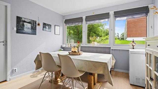 Spisestuen er av god størrelse og fungerer som et fint samlingspunkt for hele familien.