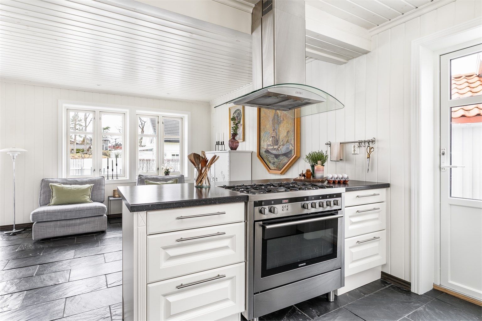 Gjennom kjøkkenets terrassedør kan helgefrokosten tas med ut i morgensolen foran inngangspartiet. Dette er også et lettvint sted å ta inn handleposene.