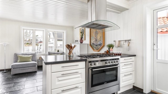 Gjennom kjøkkenets terrassedør kan helgefrokosten tas med ut i morgensolen foran inngangspartiet. Dette er også et lettvint sted å ta inn handleposene.