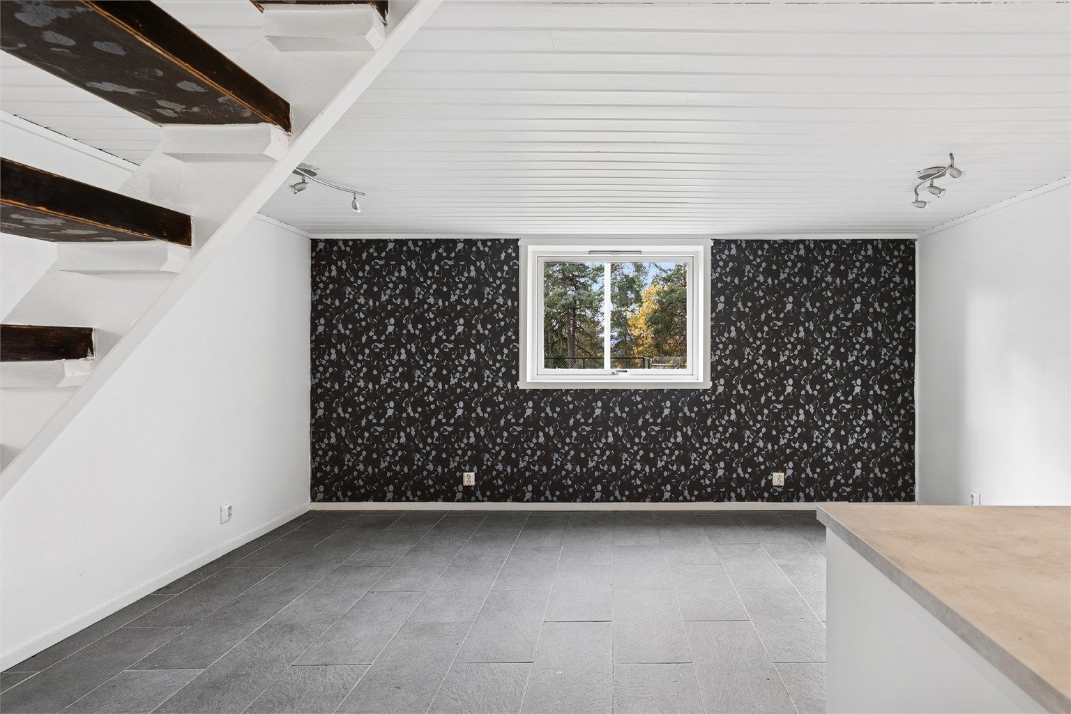 Hyggelig stue med rikelig av plass til sofagruppe og spisebord.