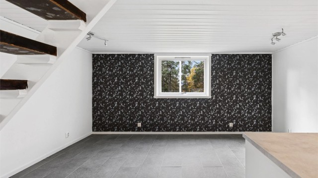 Hyggelig stue med rikelig av plass til sofagruppe og spisebord.