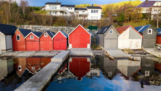 Krogsveen v/Eiendomsmegler/Partner Marit Stuen Aursnes har gleden av å presentere en flott nyere naust med idyllisk beliggenhet ved Borgundfjorden