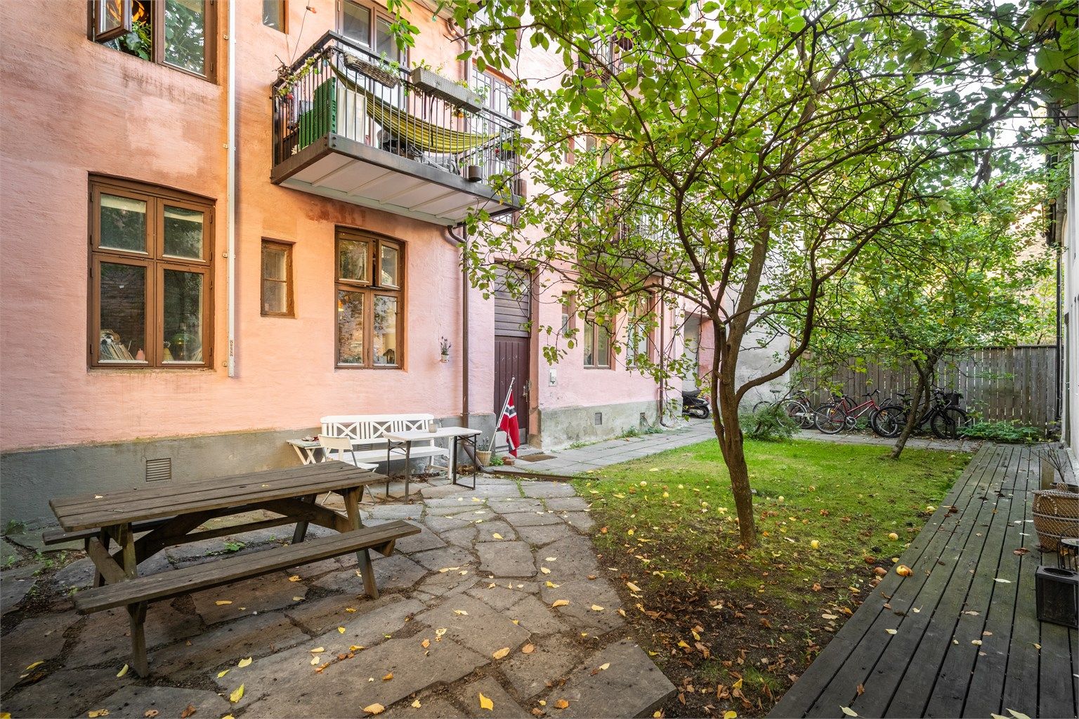 Den grønne bakgården byr på hyggelige sitteplasser og en rolig atmosfære.