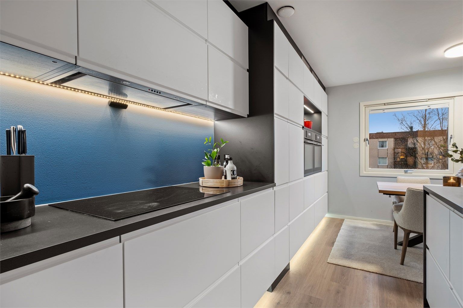 Nydelig IKEA-kjøkken fra 2019 med integrert stekeovn, platetopp, oppvaskmaskin, kjøleskap og fryser.