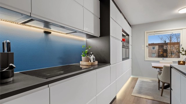 Nydelig IKEA-kjøkken fra 2019 med integrert stekeovn, platetopp, oppvaskmaskin, kjøleskap og fryser.