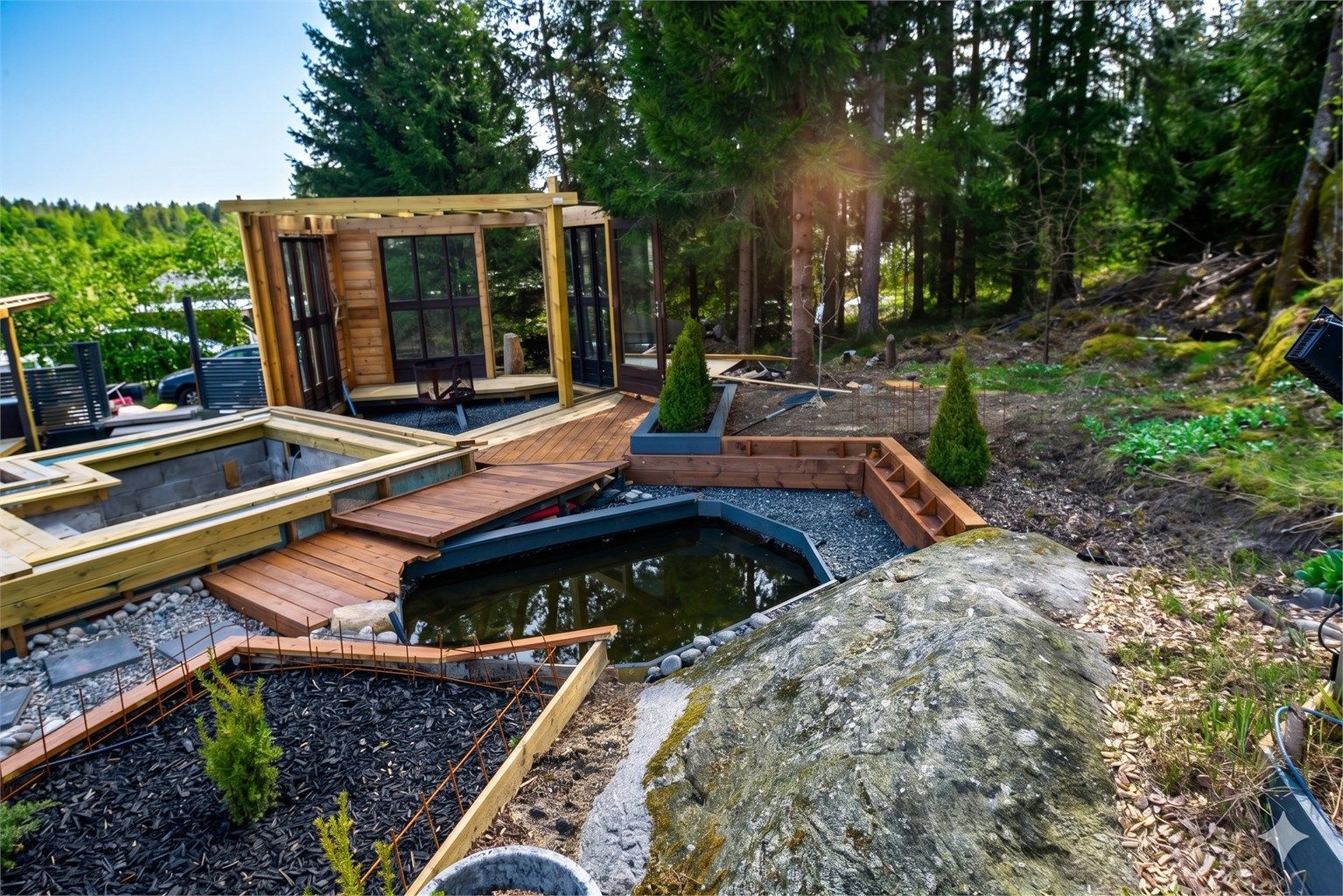 Eiendommen er tilbaketrukket mot skogkanten, med skjermede og usjenerte utearealer hvor det nylig er nedlagt stor innsats. Selgers private bilde