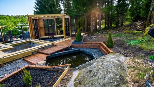 Eiendommen er tilbaketrukket mot skogkanten, med skjermede og usjenerte utearealer hvor det nylig er nedlagt stor innsats. Selgers private bilde