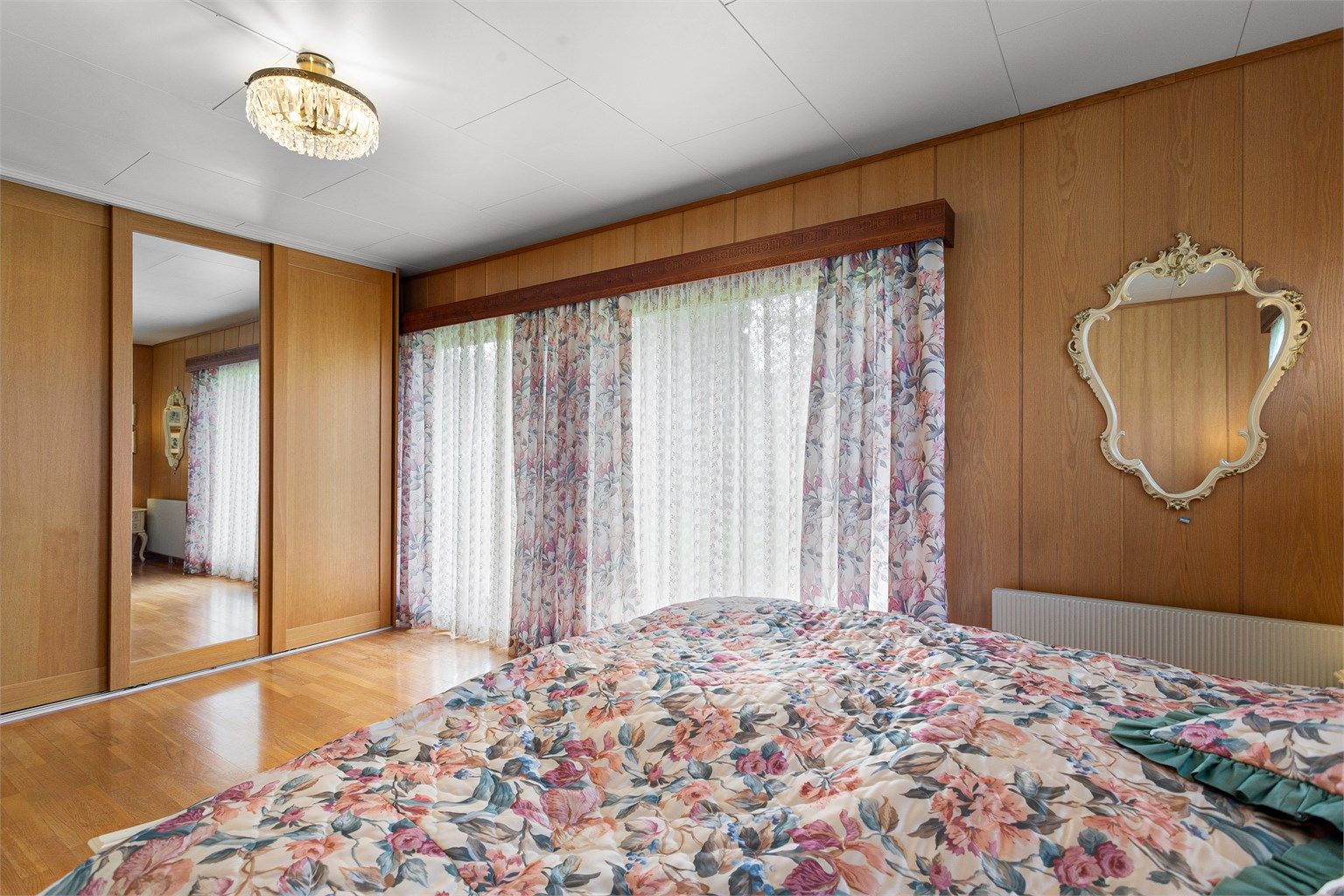 Soverom 1 med skyvedørsgarderobe