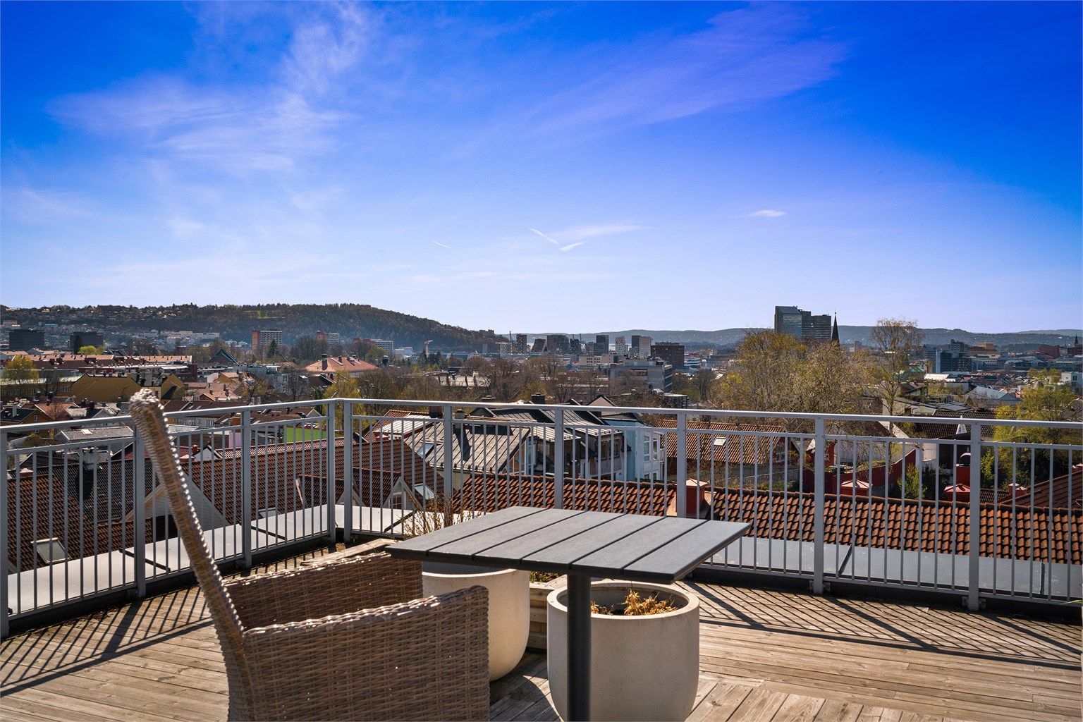 Herfra har man en vidstrakt utsikt over byen og nærområdet.