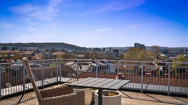 Herfra har man en vidstrakt utsikt over byen og nærområdet.