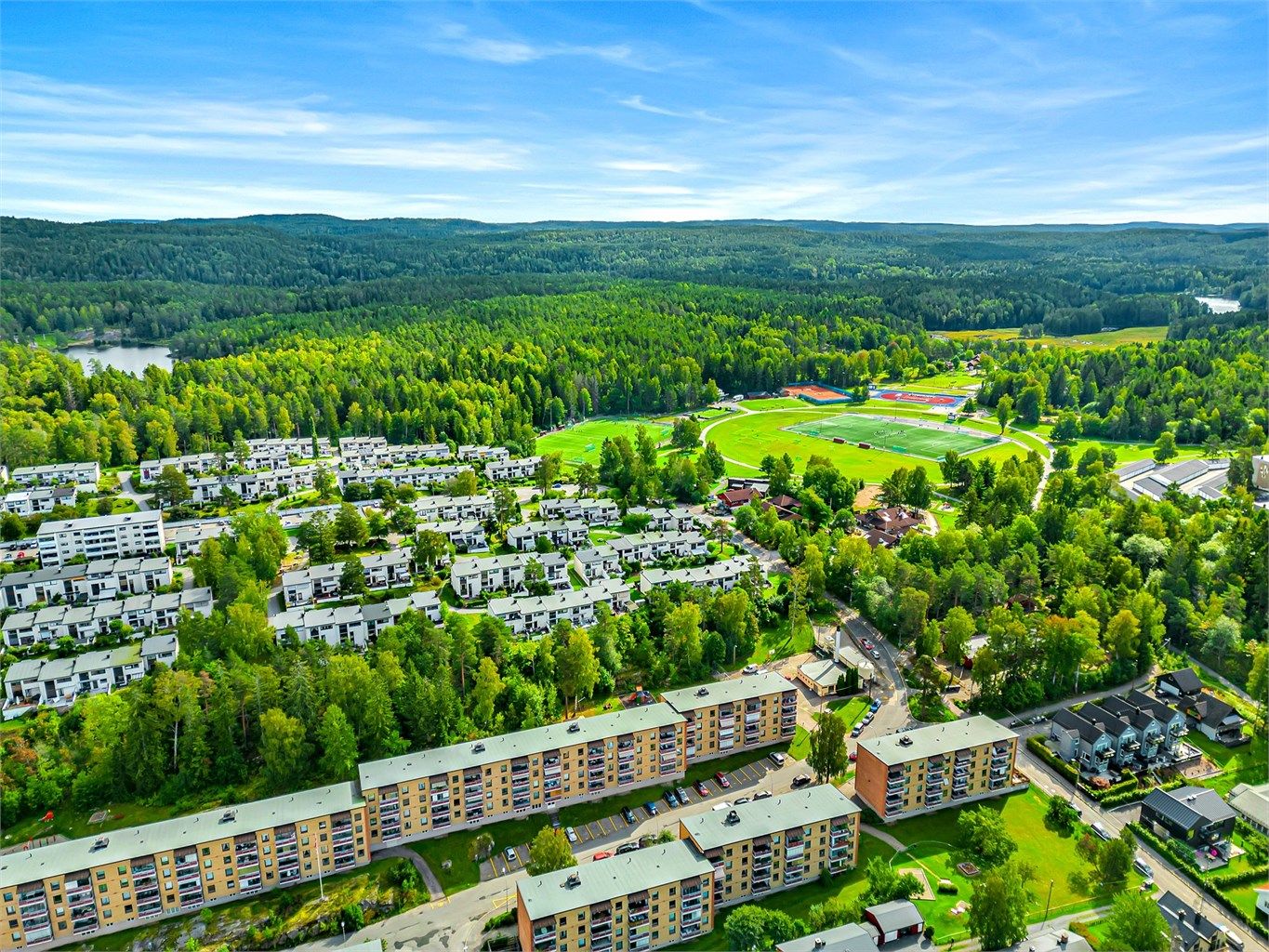 Borettslagets to rekker, deretter populære Tveteråsen og så Haraløkka idrettsanlegg og marka rett inn!
