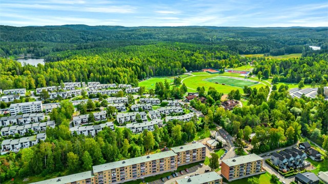 Borettslagets to rekker, deretter populære Tveteråsen og så Haraløkka idrettsanlegg og marka rett inn!
