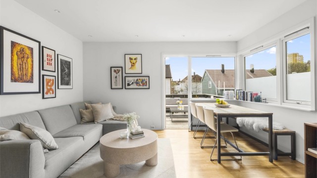 Lys og trivelig stue med utgang til solrik balkong. God plass til både sofa og spisebord.