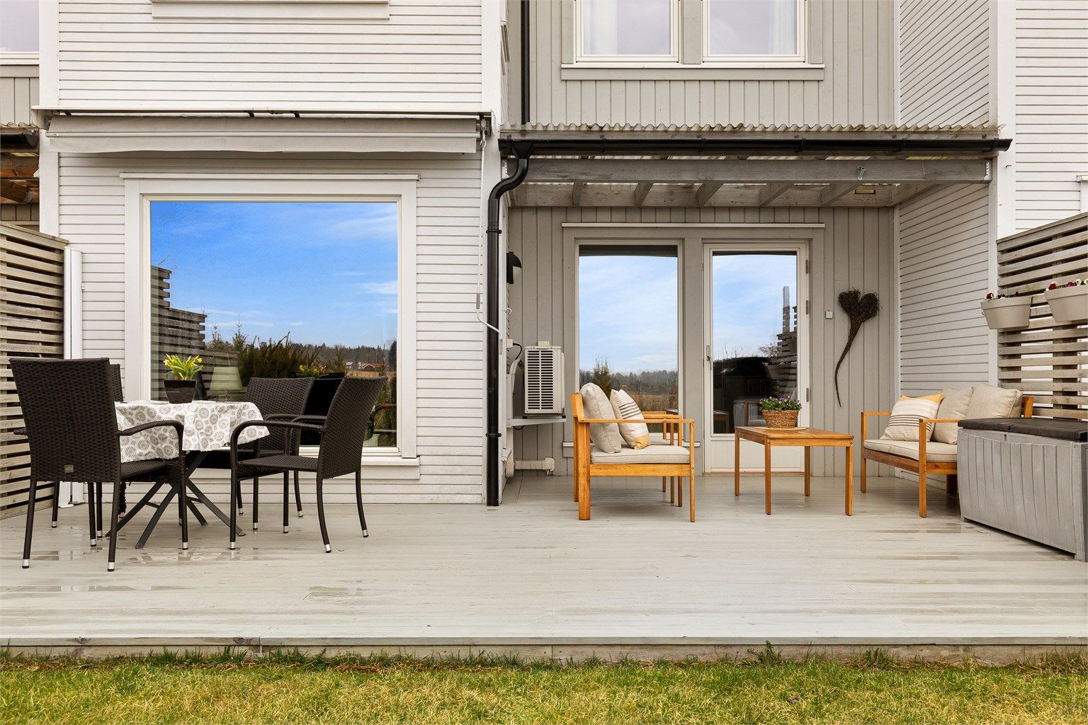 Stor terrasse utenfor stuen 