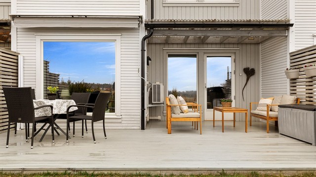Stor terrasse utenfor stuen