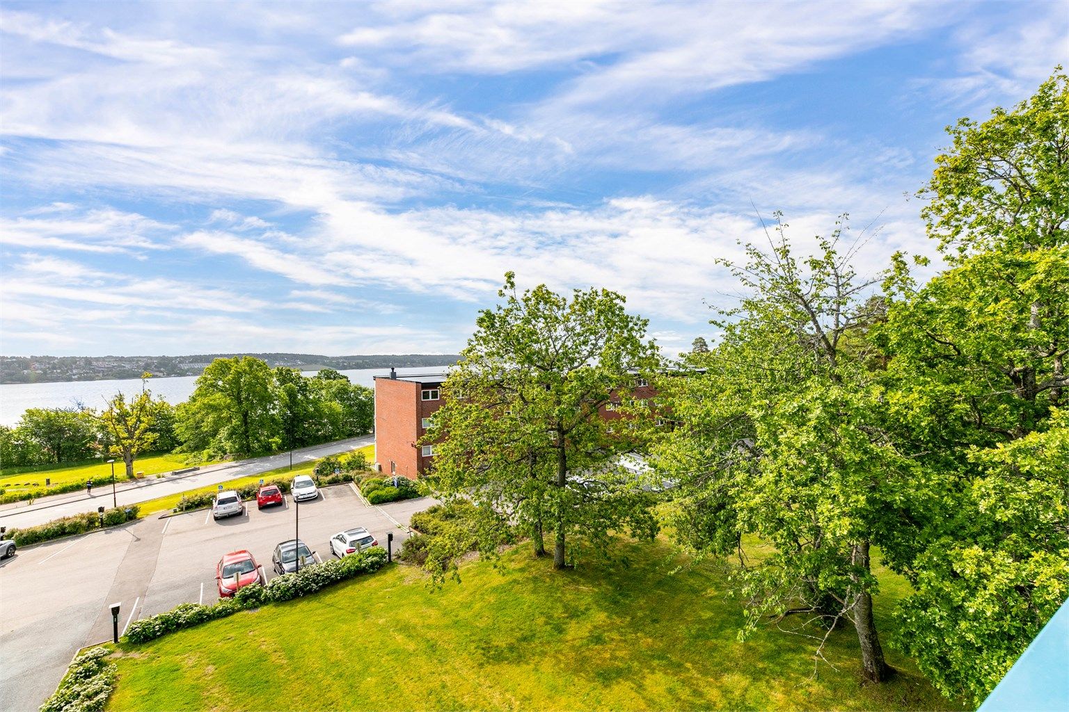 På balkongen ser du også til det frodige Festelandet på motsatt side.