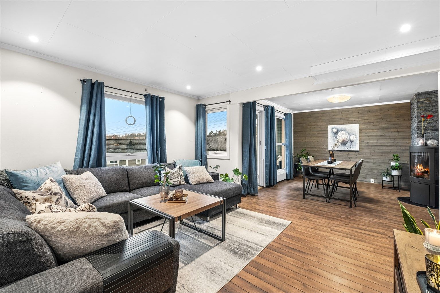 Stuen er av god størrelse og har store vindusflater som gir gode lysforhold