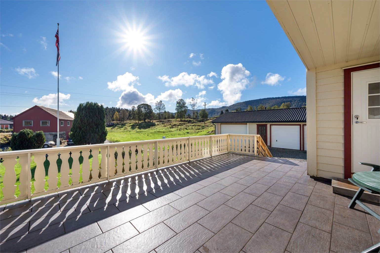 Stille og rolig nabolag tett på naturen. Perfekt for barnefamilien!