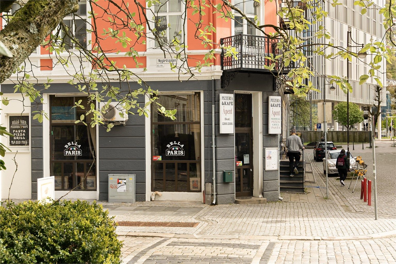 - Nærmeste restaurant finner du like over gaten -